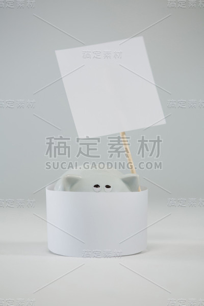 特写的小猪银行与公告牌