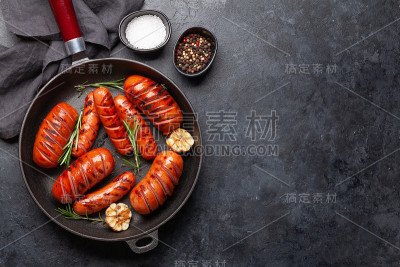 煎锅里的热烤香肠