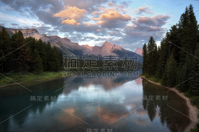 恶性湖日落-加拿大落基山脉