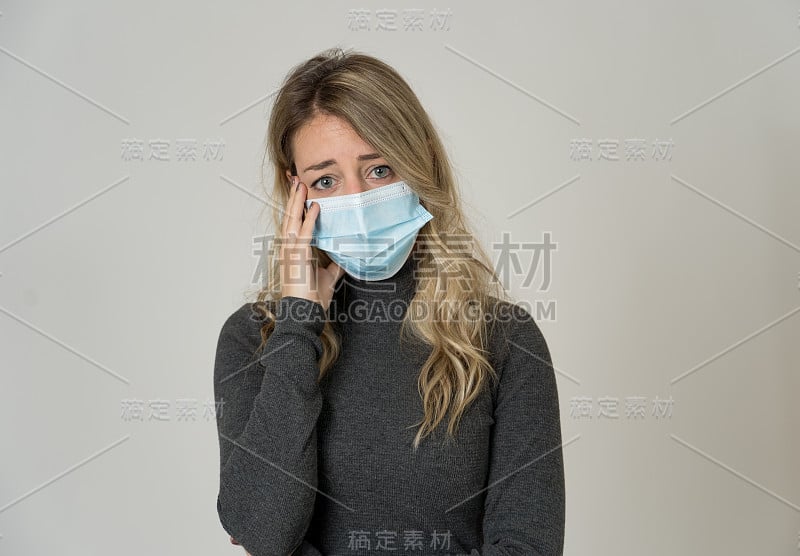 悲伤沮丧和担心的女人与医疗口罩感到心烦，痛苦和生病。年轻的孤独女子因冠状病毒感染的抑郁而哭泣。心理健