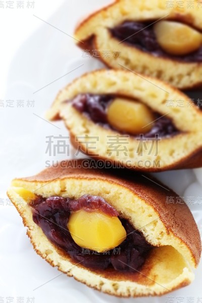 日本糖果食品，栗子和红豆沙红烧锅蛋糕三明治