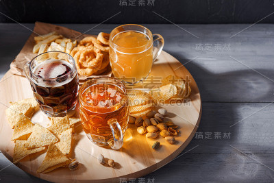 三杯不同的精酿啤酒