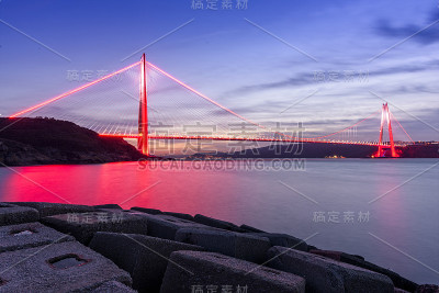 伊斯坦布尔的新博斯普鲁斯大桥。亚乌兹苏丹塞利姆大桥与长期暴露在日落
