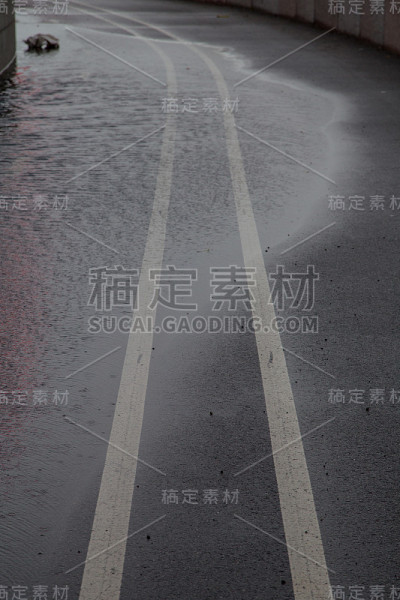 在海滨加价。