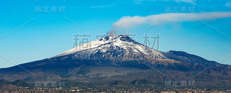 意大利西西里岛的埃特纳火山和卡塔尼亚城