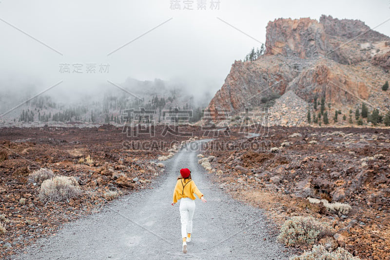 在风景如画的沙漠山谷里的女人