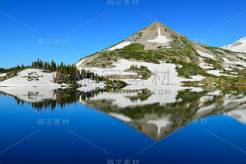 雪山与高山湖泊相映成趣