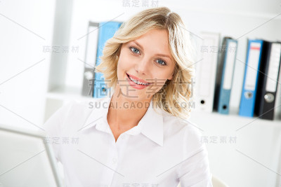 年轻漂亮的女商人与电脑