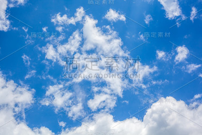 白云伴蓝天，纹理自然
