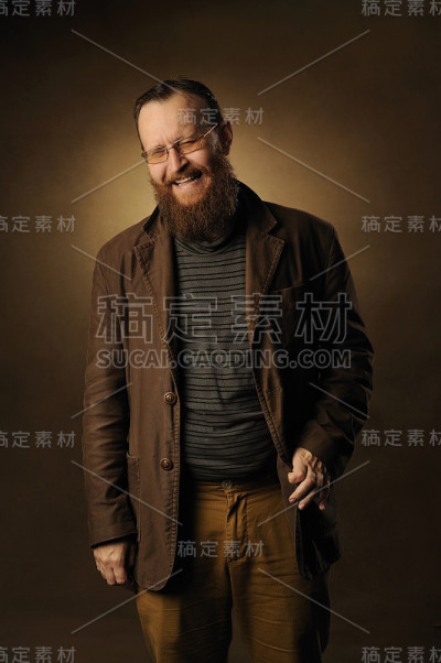 男人，胡子，眼镜，有趣，微笑，棕色背景。