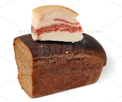 腌猪肉脂肪和Borodinsky黑麦面包隔离在白色