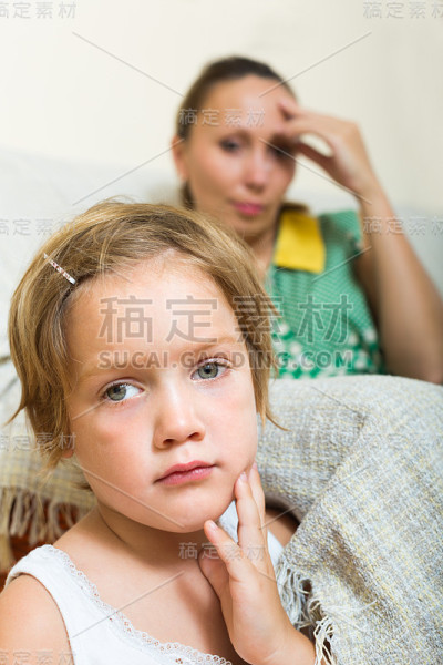 哭闹的孩子和母亲吵架