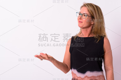 白色背景下美丽成熟女人的肖像