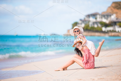 小女孩和年轻的母亲在海滩度假