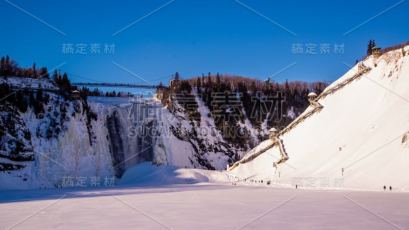 魁北克的“元帅”水晶瀑布在冬天结冰