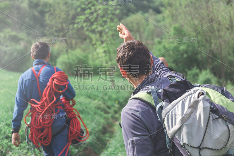 两个探险家徒步旅行。其中一个指着朋友