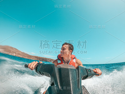 十几岁的男子享受夏天在海上有一个水上摩托艇的乐趣，单独和孤立的比赛。