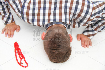 年轻的穆斯林男子正在祈祷