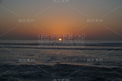 平静海面上的日落