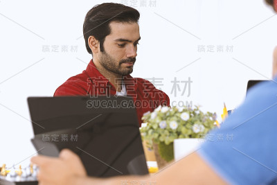 一个白人正在用笔记本电脑独自工作