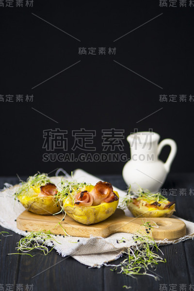 烤土豆配奶酪和火腿