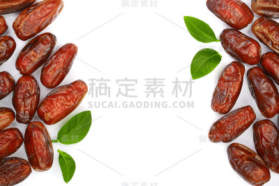 干枣与绿色叶子孤立在白色背景与复制空间为您的文本。前视图。平躺模式