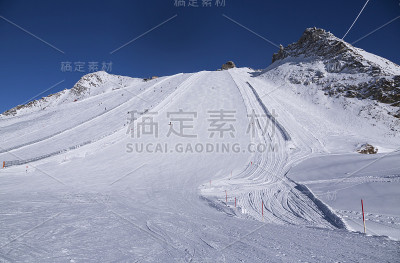 在Ziilertal阿尔卑斯山有平底船、滑雪道和滑雪道的内陆冰川。奥地利