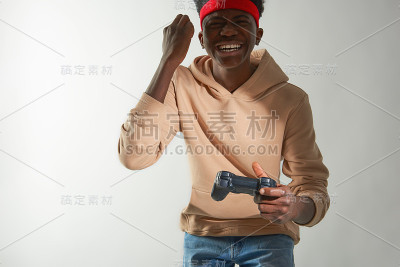 快乐的美国黑人玩电子游戏