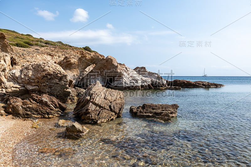 狂野的爱琴海海滩，岩石和蓝色的海水