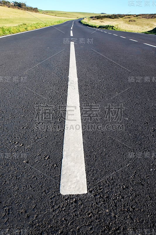 低角的乡村道路的中间