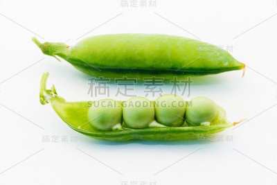绿色豌豆荚剥皮和整个