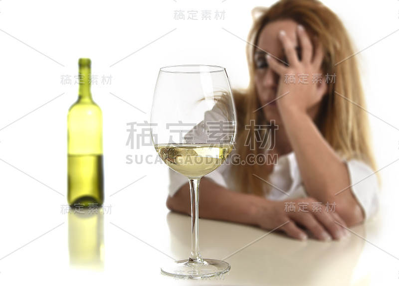 金发碧眼，颓废忧郁的酒鬼喝着白葡萄酒