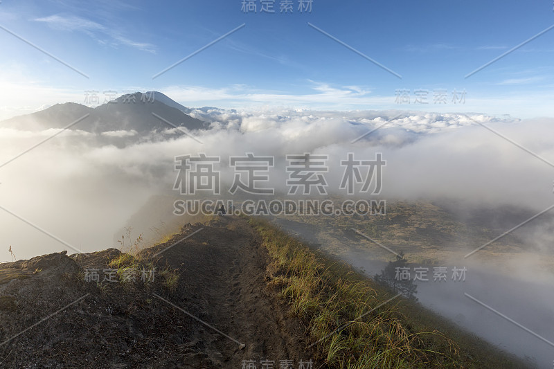 巴图尔火山火山口附近的小路