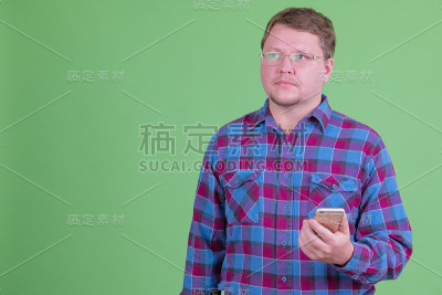 胖胡子嬉皮士一边打电话一边思考