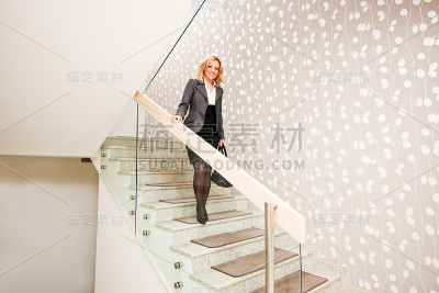 女商人走下楼梯