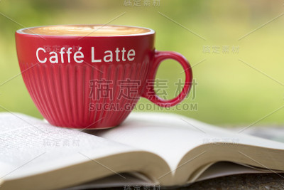 休息时间喝拿铁咖啡