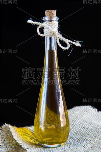 黑色背景上加特级初榨橄榄油