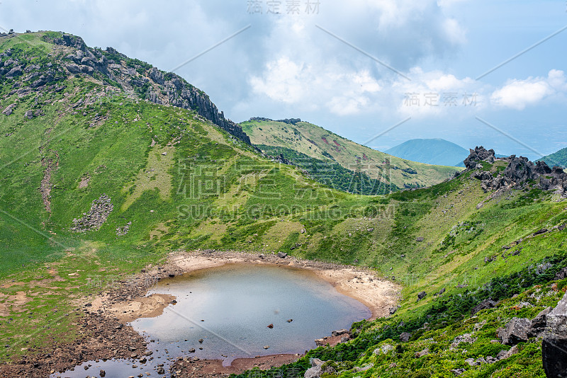 Hallasan。韩国最高的山。山顶有一个火山口湖