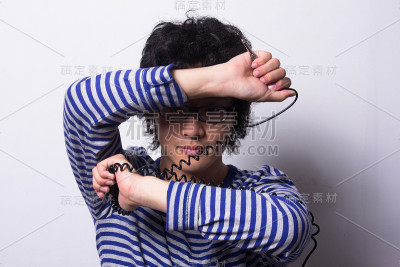 亚洲年轻人透过手臂看