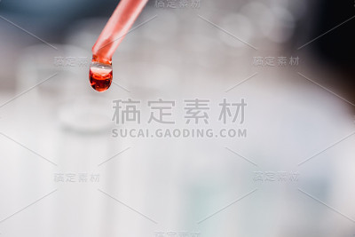 药物发现，药理学和生物技术概念。装有样品滴的试管和移液管。实验室科学背景，有复印空间。