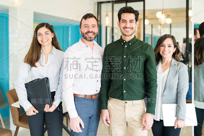 工作场所的正式商务同事们都很开心