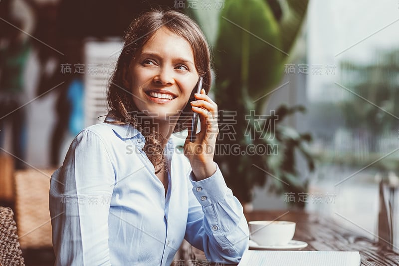 积极的女人在咖啡厅吃午餐