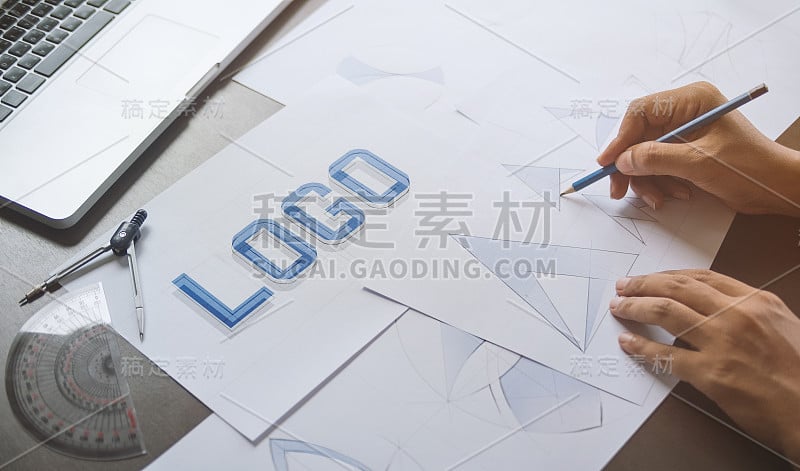 平面设计师创意设计草图绘制logo商标品牌工作空间