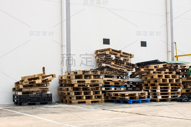 旧木托盘，成堆的旧托盘
