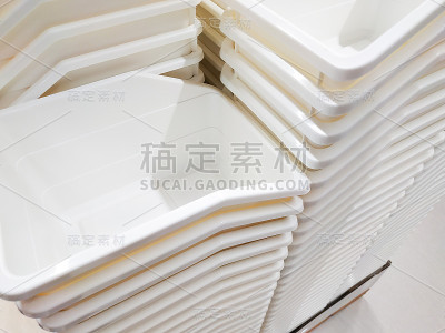 堆叠白色塑料容器盒存储。