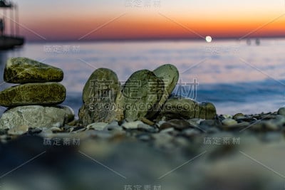 巨大而光滑的石头在咸海水的海岸波浪中。黑海海岸泛着泡沫，咆哮着