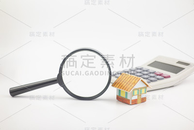 白色的背景上有小房子和小汽车