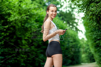 跑步的女人。女性跑步者放松后慢跑户外工作