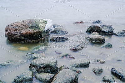 被海浪冲刷的海石，近距离看