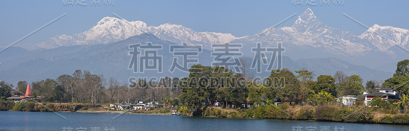 从尼泊尔博卡拉的菲瓦湖看到的马恰普查尔和安纳普尔纳山脉